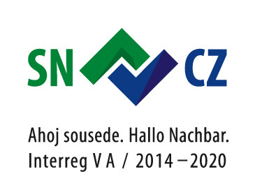 Logo des Programms mit den Buchstaben SN für Sachsen und CZ für Tschechien sowie der Slogan: "Hallo Nachbar"