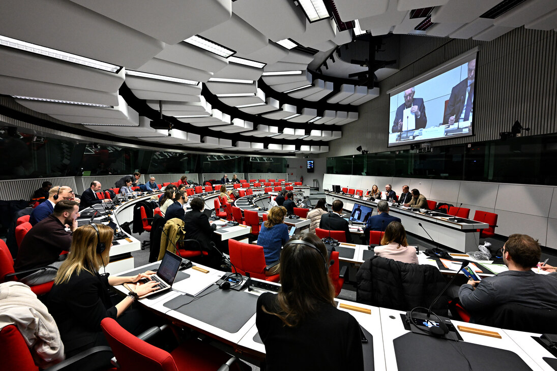 View of the well-filled rows of seats by CoRAI members, members of the CoRAI Focus Group, guests and members of the CoR administration in the meeting room and the podium with its panellists. 